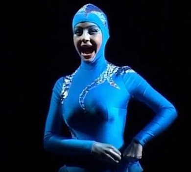 У мережі показали, як 19-річна Кароль у дивному вбранні співає оперним голосом. ВІДЕО 