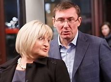Луценко і Симоненко вивели дружин на Квартал