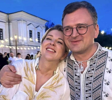 Кулеба та його дама серця у житі потусили на весіллі. ФОТО