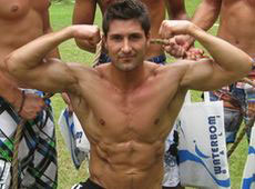 Як в Індонезії чоловіки-красені роздягалися і грали м'язами 