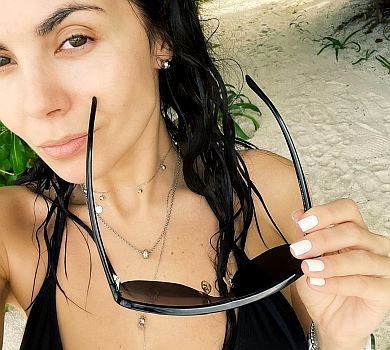 Каменських на відпочинку показалася без мейкапу та у відвертих купальниках