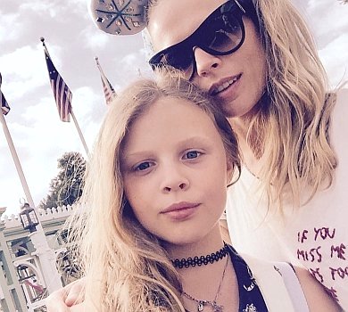 Фреймут архівними фото привітала з 15-річчям свою зухвалу улюбленицю