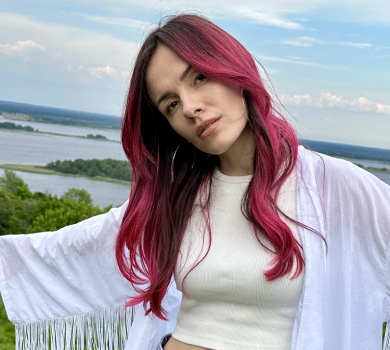 Серце болить: MamaRika на кручах Дніпра щемливо заспівала про незламних українців. ВІДЕО