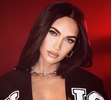 Фокс у костюмі із принтом ледь прикрила бюст тоненьким топом. ФОТО