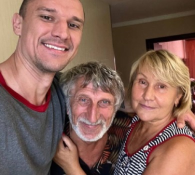 Цимбалюк із голим торсом погарував на рідному городі. ФОТО