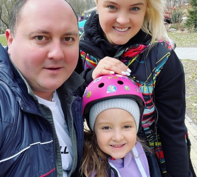 2 місяці розлуки: Юрій Ткач зворушив мережу зустріччю з дружиною та донечкою. ВІДЕО 