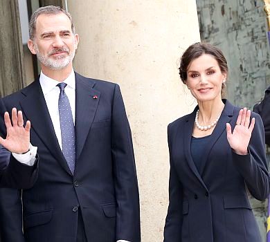 Короля та королеву Іспанії перевірили на коронавірус після поцілунку міністерки