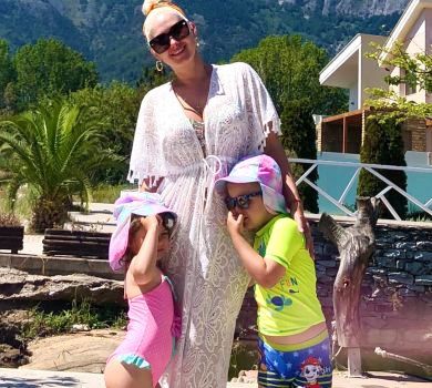 Боже, дай мені сил: Бужинська без няні відпочиває в Греції з 3-річними двійнятами. ФОТО 