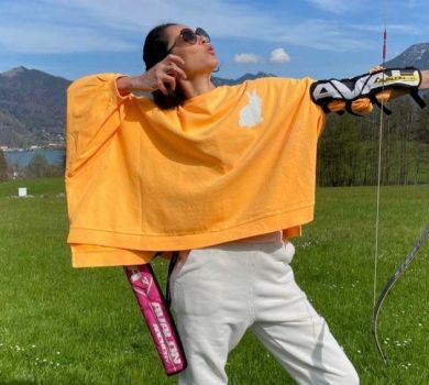 Ексдружина Кличка у яскравій кофтинці побавилася зі зброєю під час жіночого ретриту. ВІДЕО