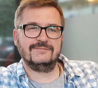 Пономарьов попозував на травичці з донькою Мозгової