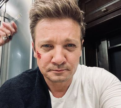 З синцями та усмішкою: Джеремі Реннер показався у лікарні через 5 днів після нещасного випадку