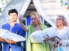 Камалію з дочками урочисто виписали з пологового. ФОТО