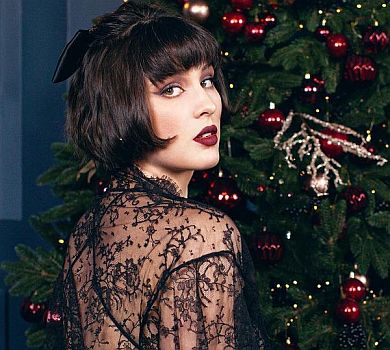 Хороша дівчинка Maruv знялася в гіпюрі коло ялинки та епатувала росіян стегнами в сіточці