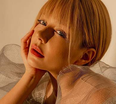 Кароль із новою зачіскою і в прозорих тенетах знялася для Vogue та презентувала альбом