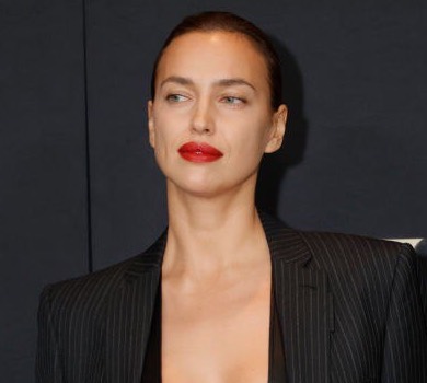 Шейк вигуляла сміливе декольте на прем’єру фільму з Купером