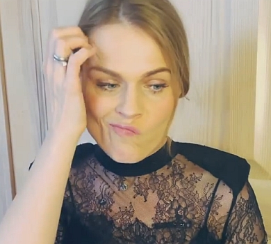 Фреймут у гіпюрі показала, як треба чухатися на людях. ВІДЕО