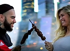 Брежнєва скуштувала шашлика від золотозубого Тіматі. ФОТО