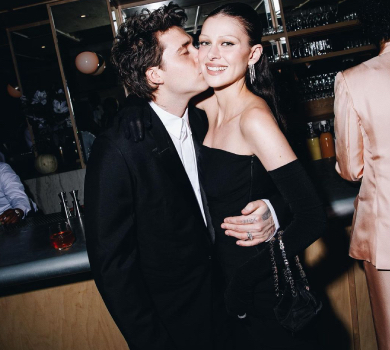 Бекхем та Пельтц у денімі показали романтику на мотоциклі та на дереві. ФОТО