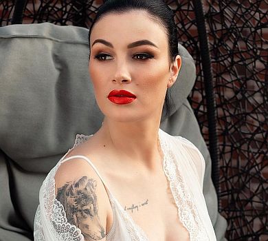 Приходько привітала найкращого на землі чоловіка поцілунком та показала дітей