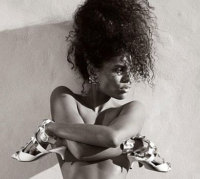 Тіна Кунакі топлес попозувала для модного ч/б