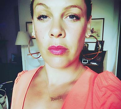 Жертва карантину: Пінк напилася й обчикрижила своє волосся. ВІДЕО