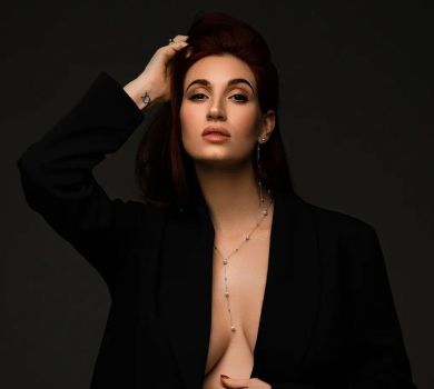 Вагітна Емеральд знялася у піджаку на голе тіло. ФОТО 