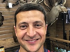 Спортивний Зеленський опанував корисну у хазяйстві вправу. ВІДЕО