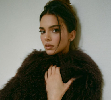 Кендалл Дженнер у волохатій накидці засвітила груди та плаский живіт. ФОТО