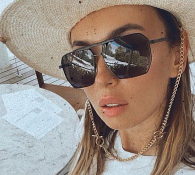 Ліза Ющенко в трусах потанцювала під шум океану та закликала відпочивати за кордоном