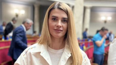 Слідкуємо за руками: депутатка Білозір заради фото в Раді зняла коштовні браслети?