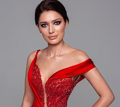 Міс Україна Всесвіт Ястремська повезла до США 5 валіз лахів та 7-кілограмову душу