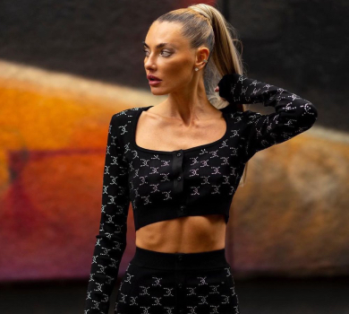 Байкова з рожевим волоссям засвітила сосок в яскравому вбранні. ФОТО