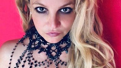 Спірз відмовляється співати, доки її не випустять з-під опіки батька?