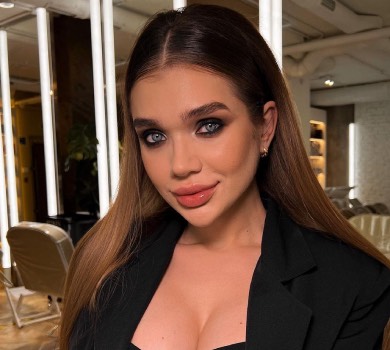 Саша Бо посвітила декольте у руках бойфренда. ФОТО