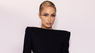 Хілтон в екстремальному міні посвітила тренованими ногами на подіумі. ФОТО