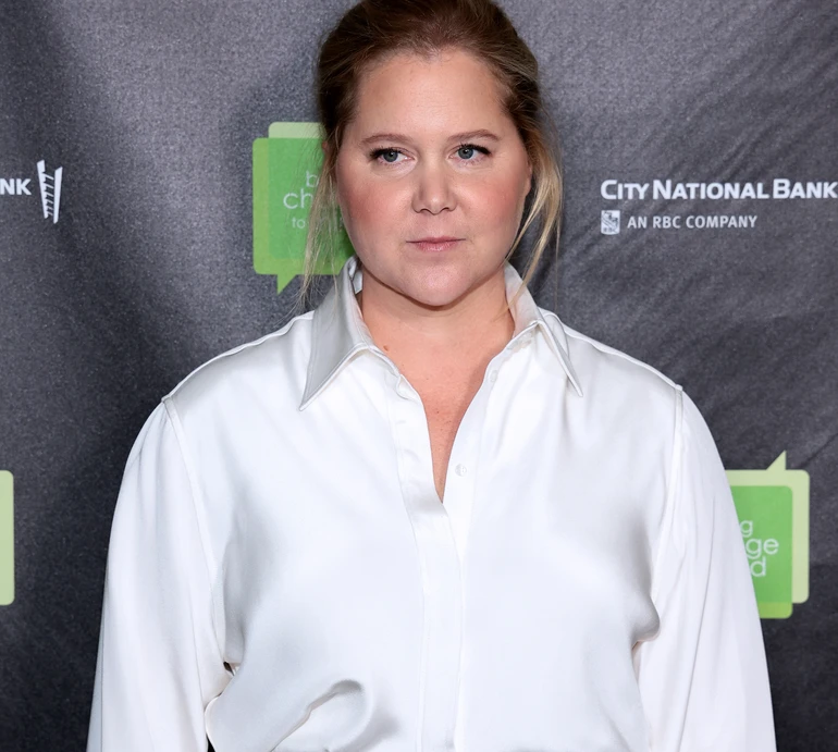 Емі Шумер у білому міні посвітила ніжками на хіднику у Нью-Йорку. ФОТО