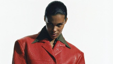 Кунакі в червоній шкірі та білому мереживі з панчішками попозувала для глянцю