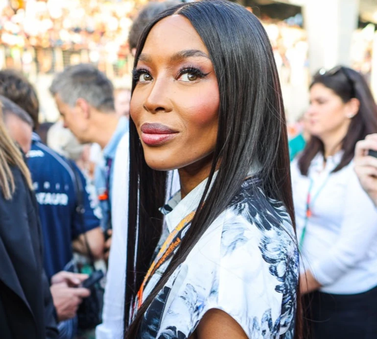 Хто цей щасливчик? Кемпбелл із каблучкою на безіменному пальці спровокувала чутки про заручини. ФОТО