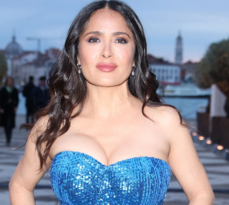 Сальма Хаєк у синіх паєтках вразила фігурою на хіднику у Венеції. Фото