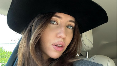 Дорофєєва з оновленою зачіскою посвітила ногами в джинсовій міні