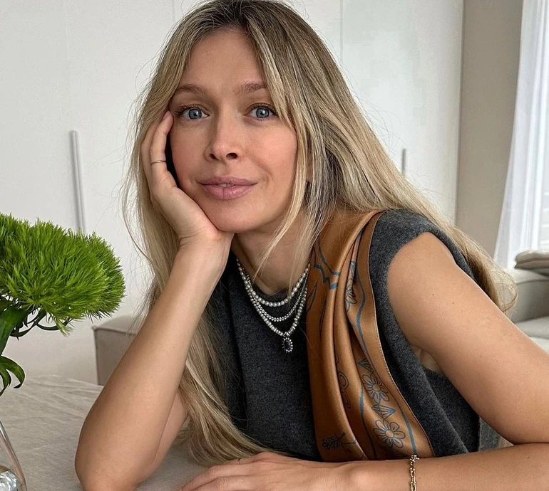 Брежнєва з нагоди 72-річчя мами показала рідкісні фото з нею та сестрами