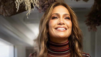 Лопес у светрику з квітами похвалилася святковою індичкою