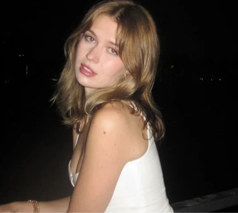 Старша дочка Брежнєвої у куценьких шортах похвалилася вмінням пити з двох келихів