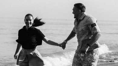 Усик із дружиною замилували чорно-білою романтикою на іспанському узбережжі