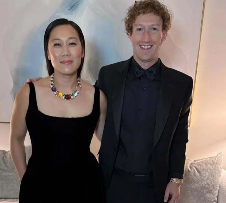 Цукерберг у костюмі давньоримського бога з дружиною та дітьми-херувимами попозував для фото на Геловін