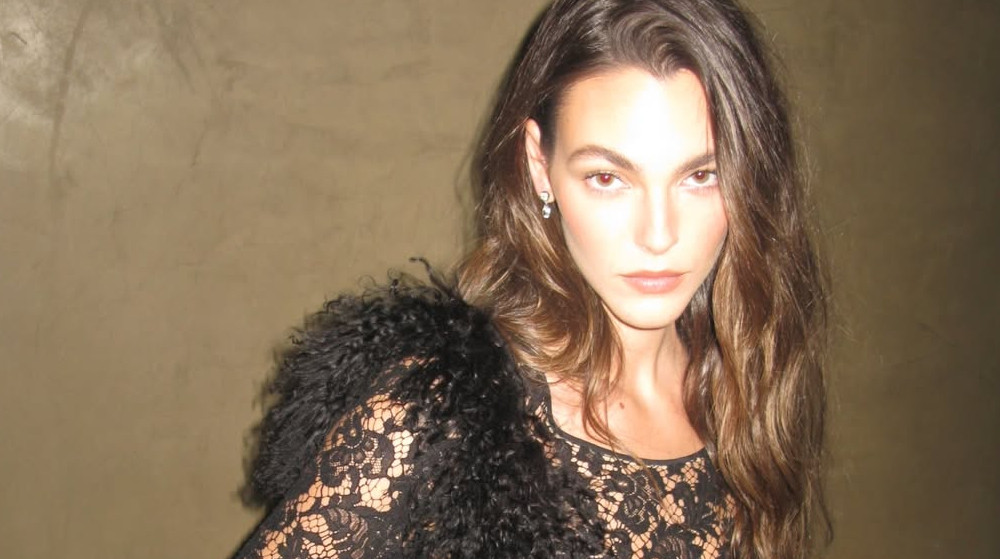 Дівчина ДіКапріо у прозорому мереживі без ліфа посвітила модельним тілом. Фото