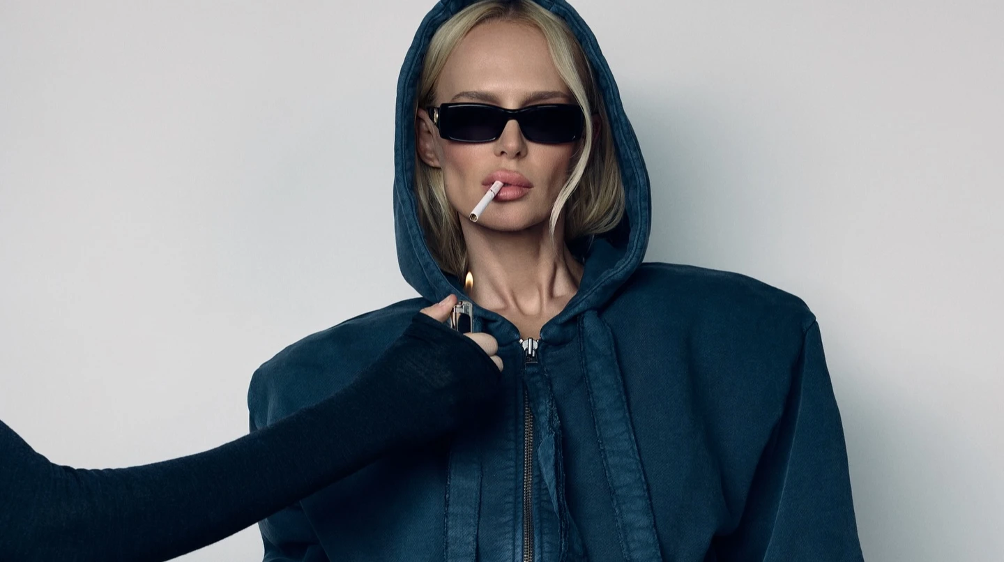 Готочкіна у бомбері і тоненьких трусиках епатувала мережу з цигаркою в роті. Фото