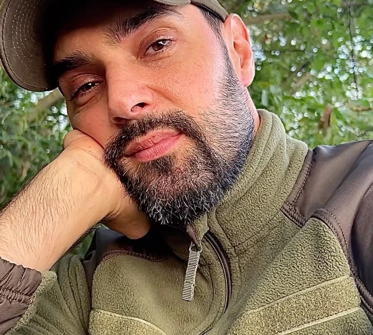 Щоб люди не забували, якою ціною: Козловський показав світанок на передовій та провів румтур бліндажем. ВІДЕО