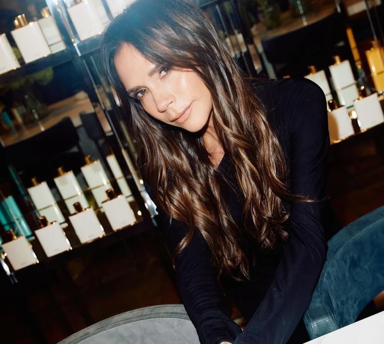 Невістка Бекхемів повторила лук свекрухи, а та відреагувала. Фото