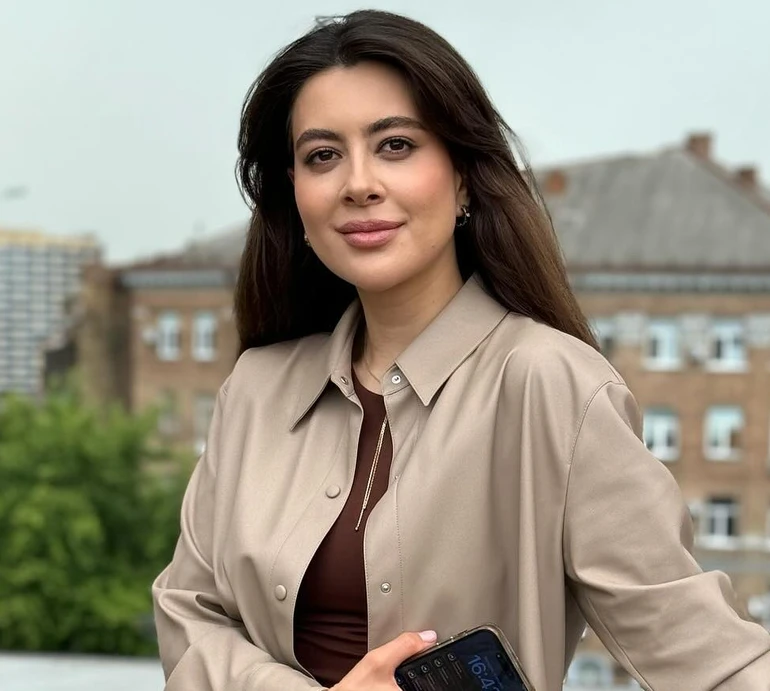 Мені зараз пи*да: Раміна поділилася враженнями від першого досвіду цвяхостояння